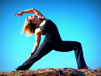 Eine Frau steht in einer Yoga-Position